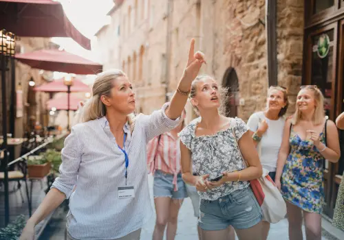 Guia turístico com turistas